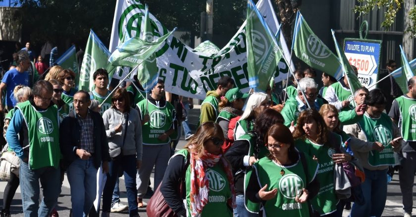 Estatales cordobeses dicen que quedaron «muy relegados» y le pidieron a Schiaretti que adelante las paritarias