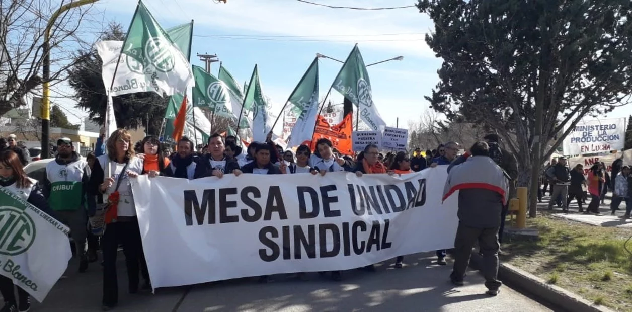 Los estatales desafían a Arcioni: «Si hay 180 días de salarios congelados, habrá 180 días de paro»
