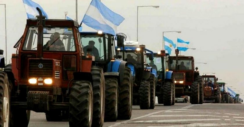 Mientras los productores amenazan con un paro, revelan que el 83% de los empleados rurales está en negro