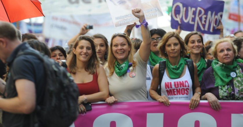 Brecha de género: las mujeres ganan 17% menos y tienen el acceso más restringido el mercado de trabajo