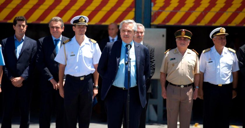 Fernández dispuso aumentos salariales para el personal militar