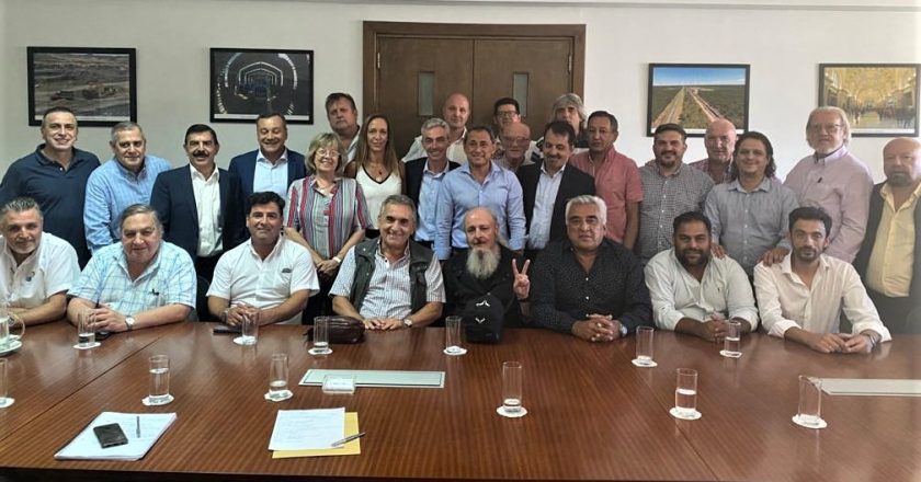 Meoni le confirmó a los gremios del transporte que «la licitación del puerto está totalmente anulada»