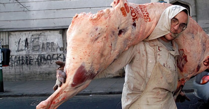 Trabajadores de la carne ya no podrán cargar media reses sobre la espalda
