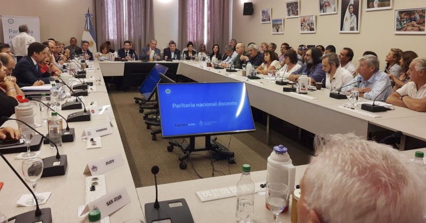 Trotta y los docentes pusieron primera y conformarán comisiones de trabajo para avanzar en las paritarias