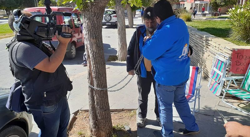Neuquén: trabajadores se encadenan contra el despido de 48 municipales, en Zapala