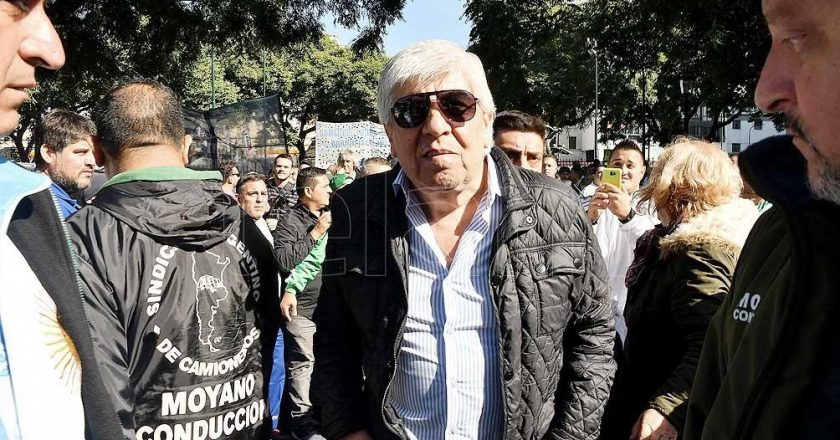 Moyano acordó un aumento semestral y descomprime el primer conflicto salarial del año