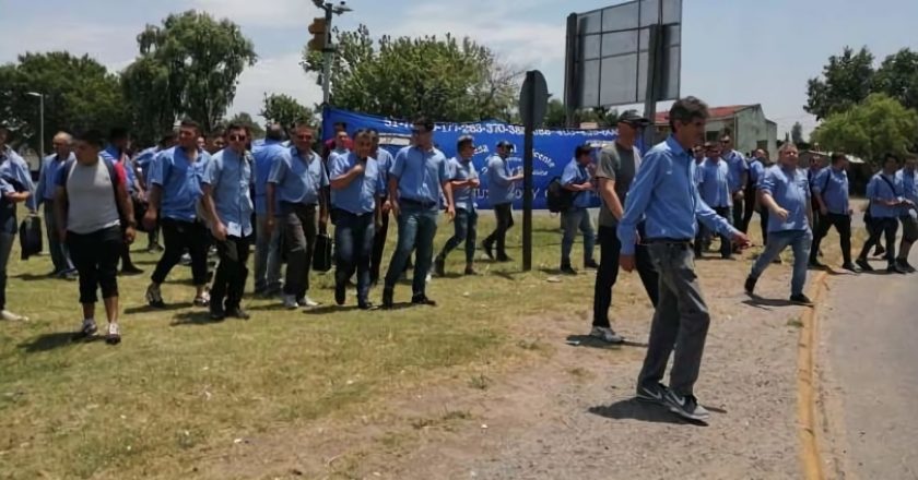 El paro de colectivos se siente con fuerza y Fernández le pide al Gobierno que intervenga