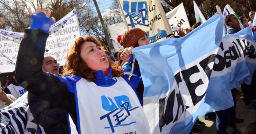 Docentes de Río Negro exigen paritarias y podría postergarse el inicio de clases en la provincia