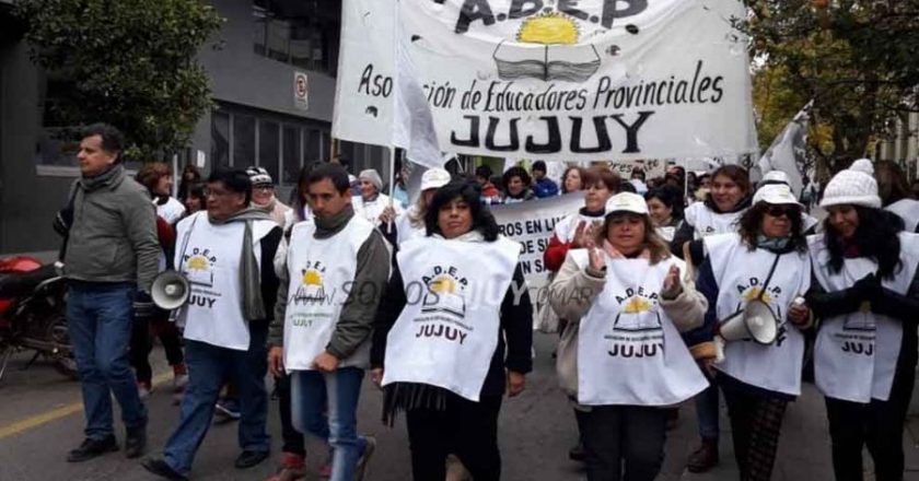 Maestros jujeños le piden a Morales recuperar el poder adquisitivo en la discusión paritaria