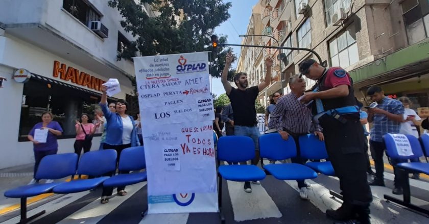 Empleados de la Obra Social Docente marchan a Trabajo porque todavía no cobraron enero
