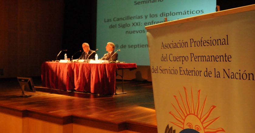 Furia en el gremio de diplomáticos por el proyecto que les recorta las jubilaciones de privilegio