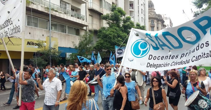 El gremio asegura que los docentes de universidades privadas deben cobrar el aumento de 4 mil pesos