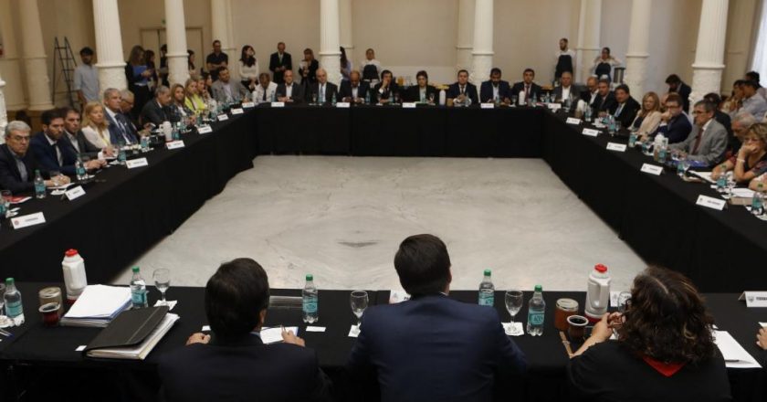 Un porcentaje y 4 sumas fijas, el plan del Gobierno para destrabar la paritaria nacional docente