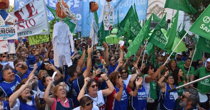 El gobierno de Santa Fe hará una nueva oferta a los docentes, que cumplen segundo día de paro