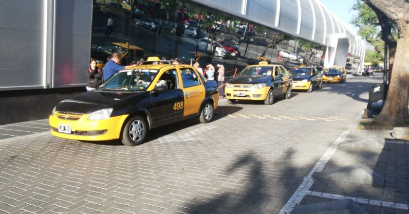 Baño y corbata, los requisitos para los taxistas y remiseros mendocinos
