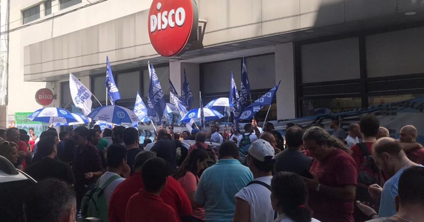Comercio amenaza con paralizar la cadena Cencosud por el despido de delegados