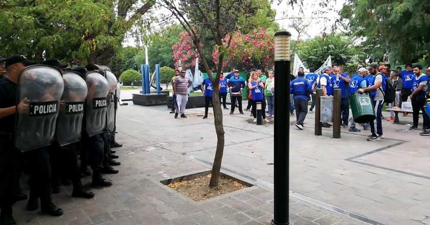 Arcioni reprimió a los estatales que reclamaban cobrar sus salarios