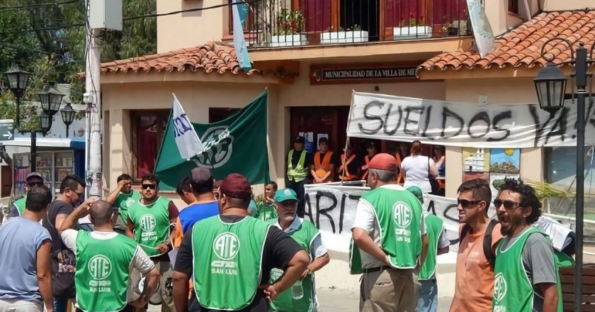 El intendente de la ciudad puntana de Merlo le debe salarios a los municipales y los amenazó en plena asamblea