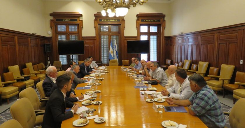 Portuarios trabajarán con la UIA «para reactivar la producción»