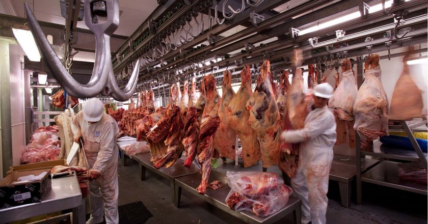 Crisis en los frigoríficos argentinos: Estiman 2.000 empleos en riesgo por caída del consumo, de las exportaciones y aumento de costos