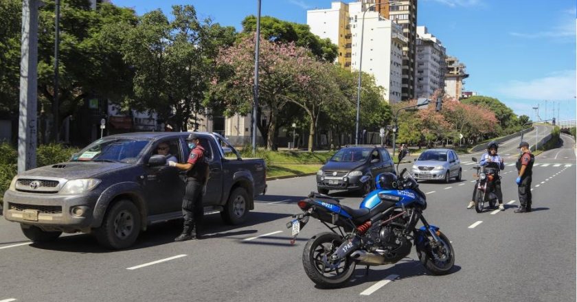 Abogados laboralistas reclaman que se prohíban los despidos para garantizar el aislamiento