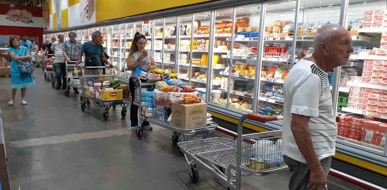 Gremios avisan que mantendrán la producción de alimentos y bebidas y aseguran que está «garantizado» el abastecimiento