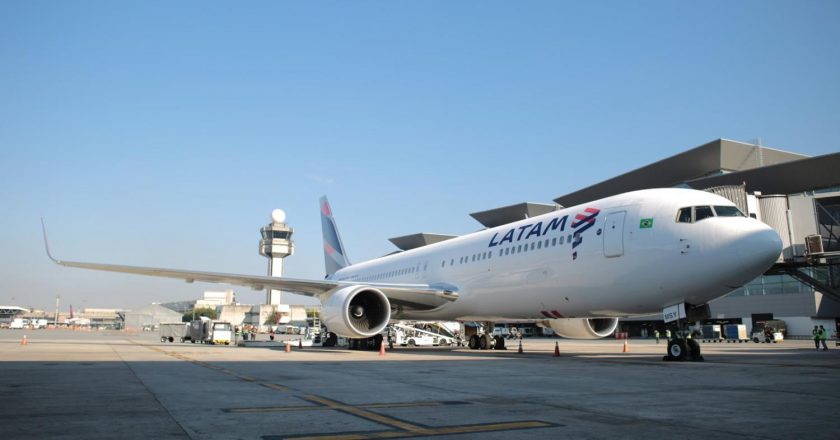 Aeronáuticos repudiaron la intensión de Latam de reducir a la mitad el salario de sus trabajadores