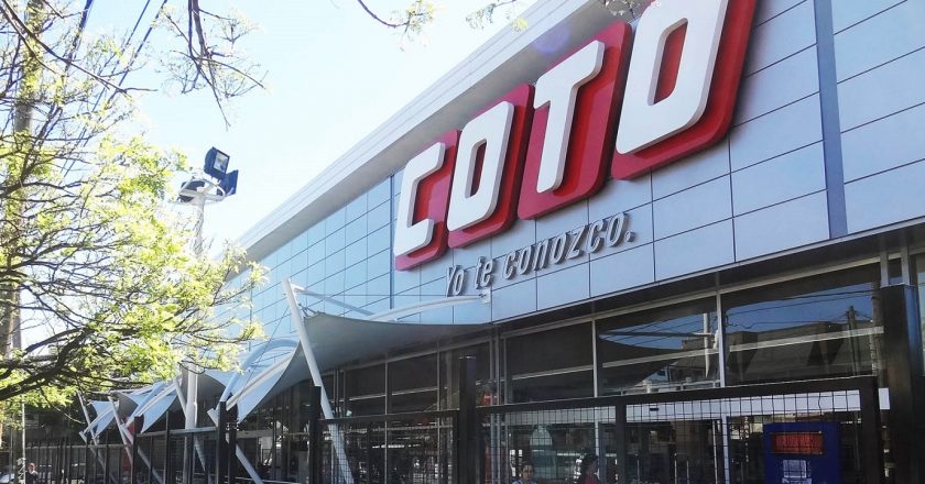 Denuncian que Coto incumple las medidas de seguridad y deja sin protección a empleados y clientes