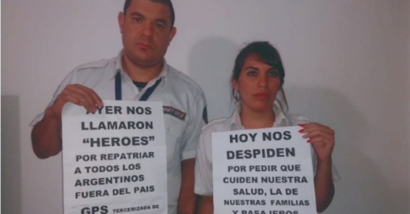Despiden a aeronáuticos que trabajaban con los vuelos de repatriación