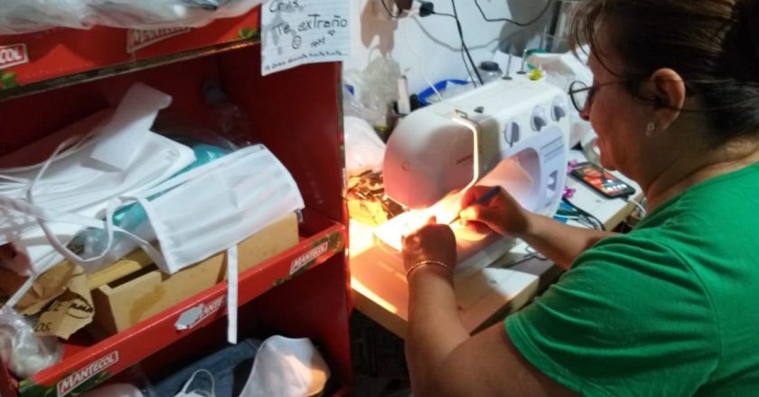 Los centros de formación profesional bonaerenses ya hacen barbijos para los trabajadores esenciales