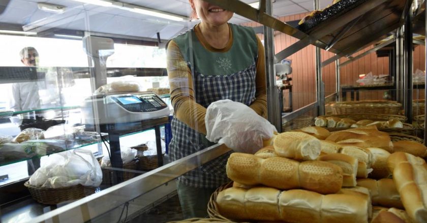 Ya hay suspensiones masivas y el gremio de panaderos salió a cruzar a los empresarios