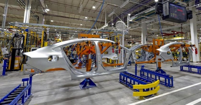 General Motors dispone suspensiones al 70% y hasta le recorta salarios a quienes teletrabajan