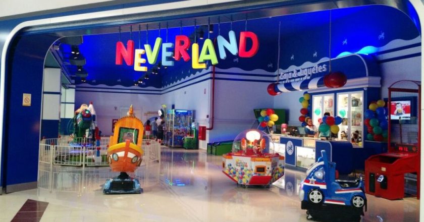 Miserables: Neverland suspende todo su personal y la pagará sólo el 30% de sus salarios