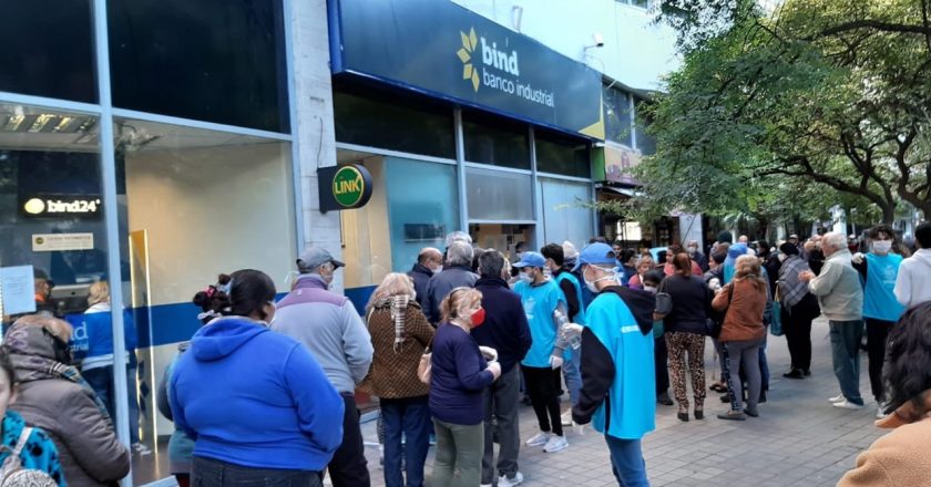 Palazzo confirmó que los bancos abrirán sábado y domingo para pagarle a los jubilados