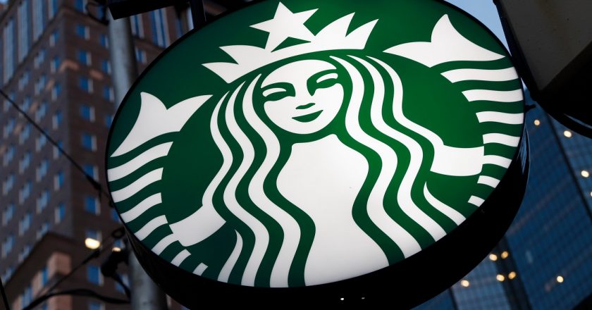 Starbucks lanza un recorte masivo de salarios a sus trabajadores
