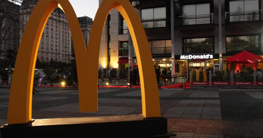 Las cadenas de comidas rápidas recortaron más del 50% los salarios de sus 25 mil empleados
