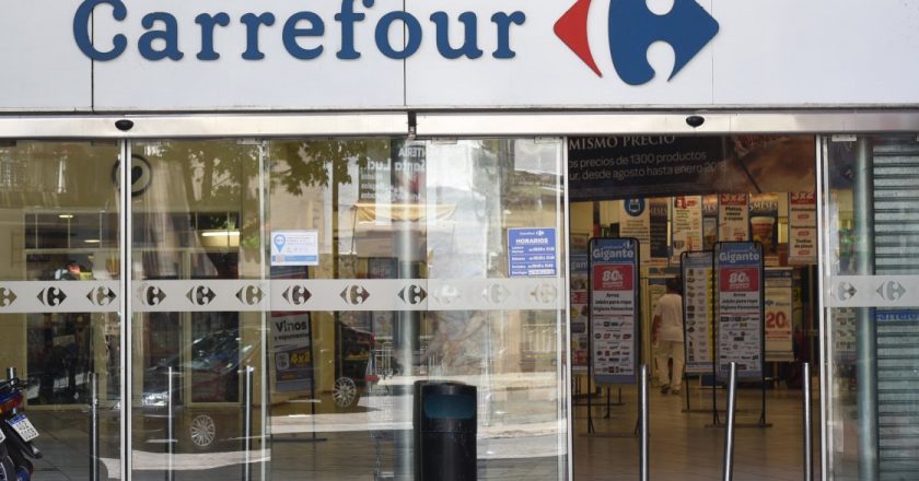 Empleados de Carrefour piden bono de 20 mil pesos y desafían al gremio y la empresa