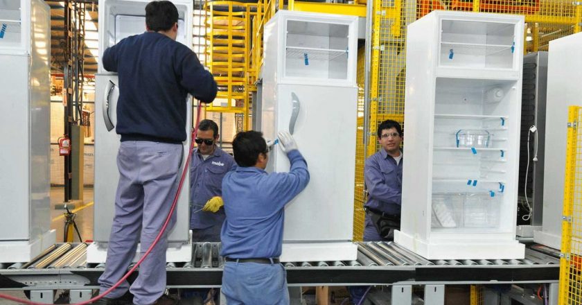 Suspenden trabajadores y reducen salarios en Mabe San Luis