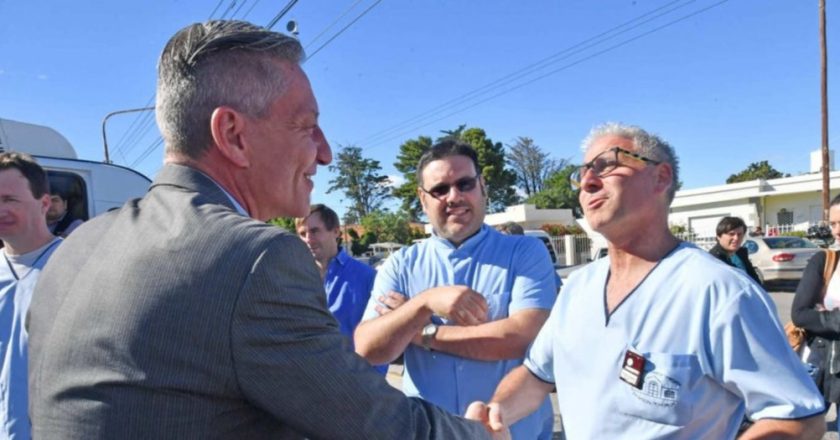 Médicos chubutenses trabajan sin descanso y sin sueldo: «Arcioni se caga en los estatales»