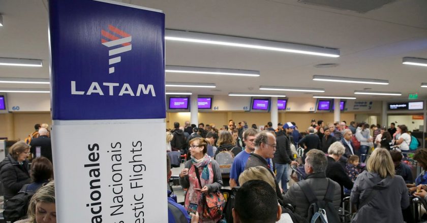 Latam activa estrategia de guerrillas y aprieta uno a uno a sus empleados para recortarle el sueldo a la mitad