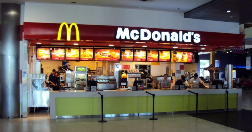 Las firmas de comidas rápidas deberán devolver los descuentos salariales a sus 25 mil trabajadores