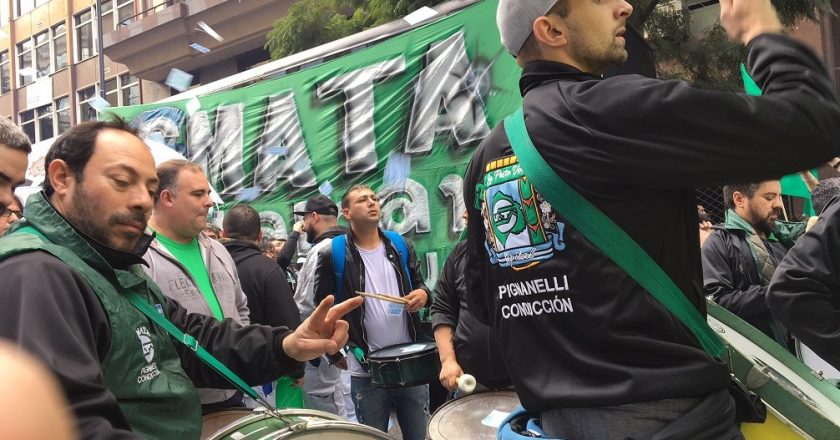 «Peleamos licenciamientos para que la gente siga teniendo un mango»