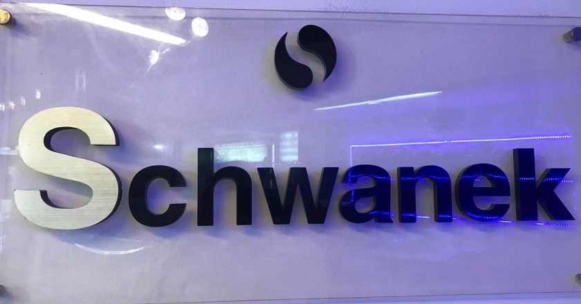 Ni un pelo de legal: Schwanek suspende a todo su personal y decide pagar sólo el 50% del sueldo