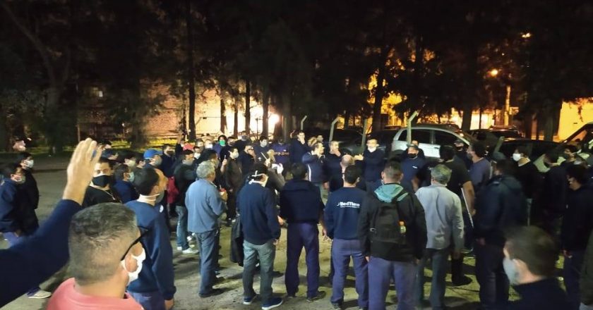 En pleno aislamiento, ocupan la planta de BedTime que debe salarios y quiere despedir el 50% de su personal