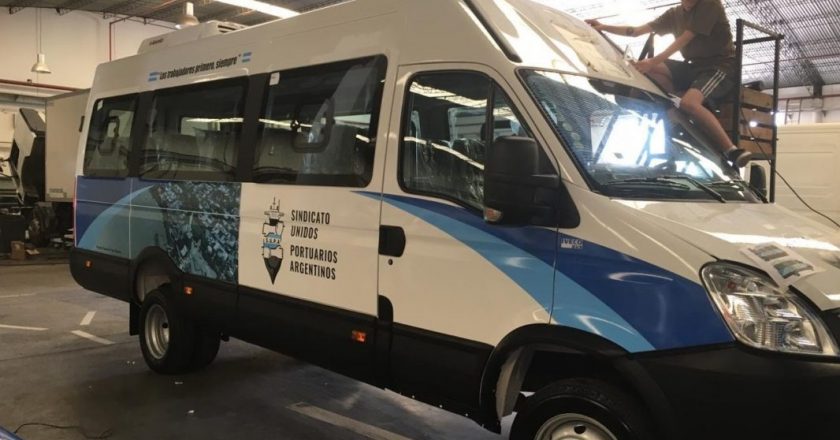 Gremio portuario compró minibuses para evitar que estibadores viajen en transporte público