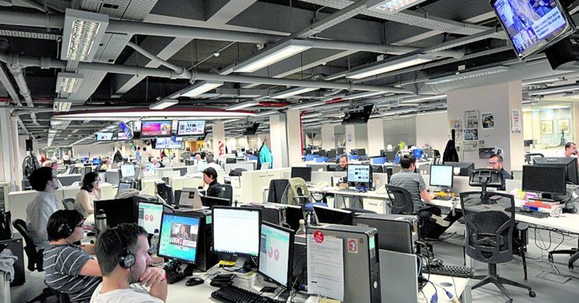 Clarín quiere pagar los salarios en cuotas y desató una rebelión de periodistas