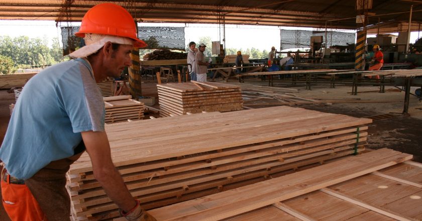 Una fábrica maderera anticipa vacaciones por la falta de insumos y desde el sector advierten sobre 5000 puestos de trabajo en riesgo