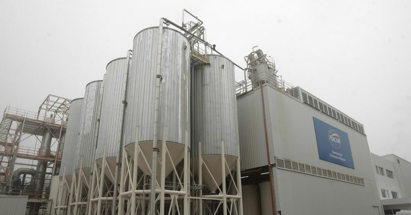 Pese a que no dejó de producir, Arcor lanza recortes salariales a sus empleados