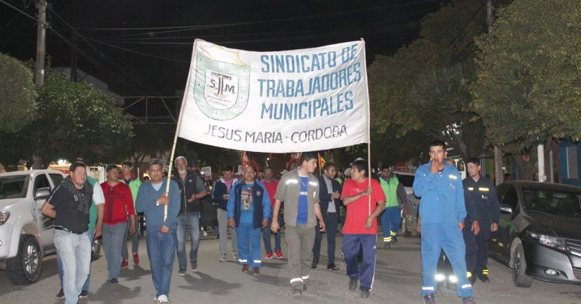Municipales de Jesús María salieron a protestar por recortes de sueldos y los detuvieron por romper la cuarentena