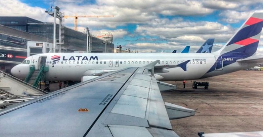 Aeronavegantes denunció que, sin autorización estatal, LATAM recortó los salarios de los tripulantes de cabina